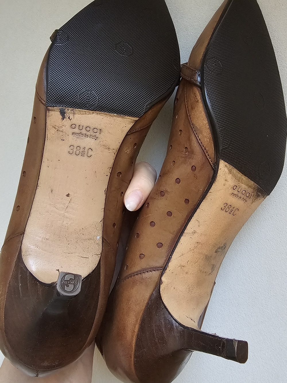 Gucci Vintage Tan Leather Pointed-Toe Kitten Heels with Gold Logo - Picture 13 of 14